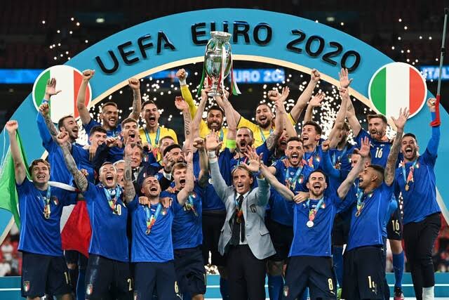 【海外の反応】イタリアがイングランドを破り53年ぶりのEURO優勝！「なぜ10代の選手が最後のキッカーに…」